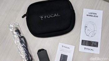 Aneka aksesori yang disertakan dalam paket penjualan. Foto: Adi Fida Rahman/detikINET