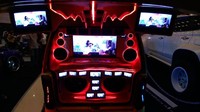 Sang pemili, Amak mengaku sudah banyak melakukan modifikasi kepada tunggangannya ini, mulai dari mengubah audio, cat, cutting hingga sunroof. Foto: Deny Prastyo Utomo