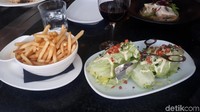 Traveler juga bisa memesan hidangan pembuka seperti french fries dan salad (Melisa/detikTravel)
