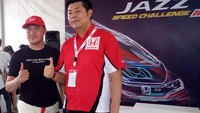 Sah sudah Alvin sebagai Raja Jalan Raya dengan memenangkan balapan seri pamungkas rangkaian ISSOM 2018 putaran ketujuh di trek jalan raya di kawasan Tangerang Selatan ini. Sama halnya ketika memenangkan Night Race atau balapan malam pada 18 Agustus lalu di Sirkuit Sentul, ia sontak mendapat gelar Raja Malam dan Raja Siang ketika juara di putaran keenam, 4 November lalu di Sirkuit Internasional Sentul. Foto: dok. ISSOM