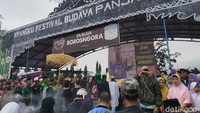 Tradisi Upacara Adat Nyangku di Kabupaten Ciamis, Jawa Barat, merupakan prosesi penyucian benda pusaka peninggalan Raja Panjalu Prabu Sanghyang Borosngora. (Dadang Hermansyah/detikTravel)
