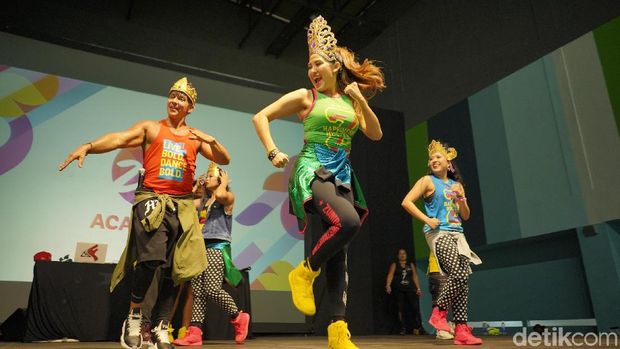 Liza Natalia saat tampil di ZIN Academy baru-baru ini.