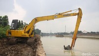 Salah satunya adalah proyek pengerjaan normalisasi saluran air di Kalimalang, Bekasi.
