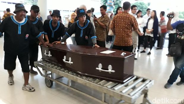 Jenazah Bos Batik  Keris  tiba di Solo dengan Pesawat Carter