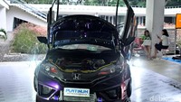 Secara eksterior, mobil ini membawa konsep Rocket Buny, dengan repaint bunglon, yang warnanya bisa berubah menjadi ungu terong dan hijau tua tergantung dari sisi mana kita melihat.