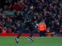 Momen lainnya saat Juergen Klopp saat berlari ke dalam lapangan. (Foto: Reuters)