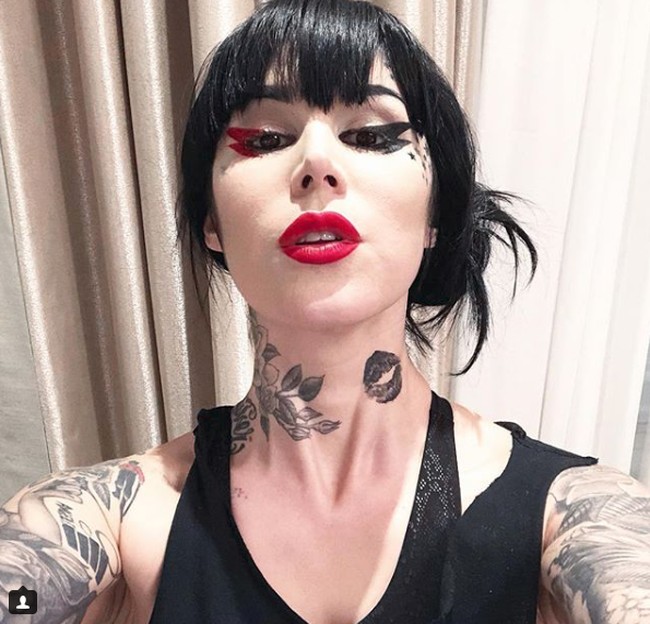 Kate Von D mengaku akhirnya dia menemukan tuhan setelah masa pandemi temannya kerap mengirimkannya khotbah dari pendeta. Foto: Dok. Instagram/thekatvond