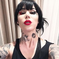 Kate Von D mengaku akhirnya dia menemukan tuhan setelah masa pandemi temannya kerap mengirimkannya khotbah dari pendeta. Foto: Dok. Instagram/thekatvond