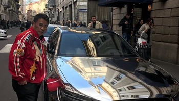 Pengacara nyentrik, Hotman Paris juga tak ingin berdiam diri. Di akun YouTube-nya sudah mendulang hampir 15 ribu subscribers dari 35 video yang diunggahnya Foto: Dok. Instagram/hotmanparisofficial