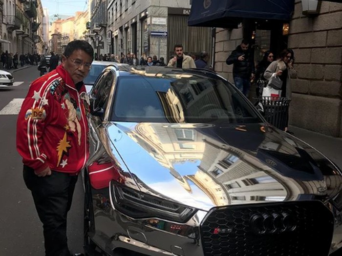 Hotman Paris saat liburan ke Italia.