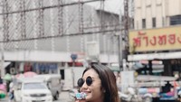 Pemilik nama lengkap Zulfa Maharani Putri ini hobi jalan-jalan. Kala di Bangkok, Zulfa sempatkan foto cantik bareng es krim di tangannya. Foto: Instagram zulfamaharani