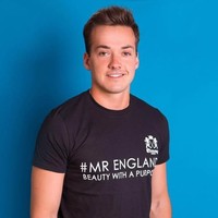 Jack Heslewood telah menjadi model sejak lama. Kedua saudara perempuannya juga terlibat di industri modeling. Sang kakak, Kirsty Heslewood bahkan memenangkan Miss England di tahun 2013. (Foto: Istimewa)