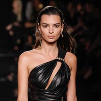 Si seksi Emily Ratajkowski diberi mandat untuk memeragakan sebuah dress hitam berbahan kulit. Detail cut-out gaun sekses mengakomodasi karakter Emily yang seduktif. (Foto: Getty Images)