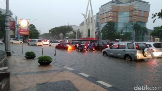 Jalanan di Kota Semarang tergenang air
