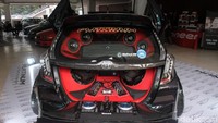 Tak hanya ganti mesin dengan yang lebih buas, mesin K24 tersebut juga sudah dipasangi turbo dan di dalam kabin sudah ada tabung NOS, yang siap menambah daya akselerasi mobil.
