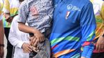 Potret Jokowi Gendong Adul Bocah Difabel yang Merangkak ke Sekolah