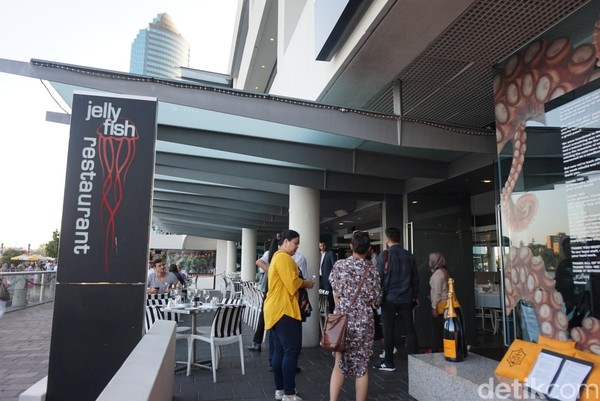 Salah satu restoran yang bisa dipilih adalah Jellyfish Restaurant, persis berada di Riverside Ferry Terminal (Melisa/detikTravel) Salah satu restoran yang bisa dipilih adalah Jellyfish Restaurant, persis berada di Riverside Ferry Terminal (Melisa/detikTravel)