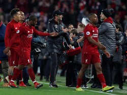 Juergen Klopp bersama anak asuhnya saat menuju ruang ganti selepas pertandingan. (Foto: Lee Smith/Reuters)