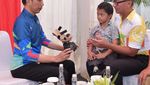 Potret Jokowi Gendong Adul Bocah Difabel yang Merangkak ke Sekolah