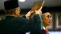 Pria kelahiran Surabaya, 63 tahun yang lalu ini menggantikan Amien Sunaryadi yang telah memasuki masa pensiun dari jabatan Kepala SKK Migas.