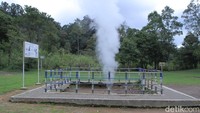 Ini adalah Kawah Kereta Api. Kawah ini menyembur dari sebuah pipa besi dan mengeluarkan suara seperti kereta Api. Karena berbahaya kawah ini dikelilingi pagar besi. (Wisma Putra/detikTravel)