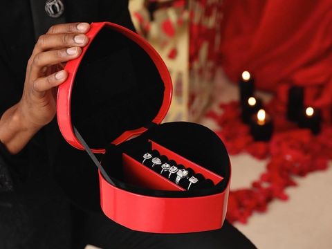 Viral Pria Melamar Wanita dengan 6 Cincin Berlian Viral Pria Melamar Wanita dengan 6 Cincin Berlian