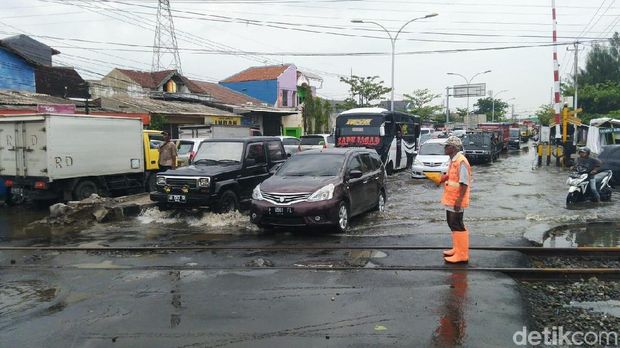 Pantura Demak-Semarang Terendam Banjir, Arus Lalin Macet Parah