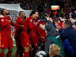 Momen saat para pemain Liverpool merayakan gol Origi di depan tribune penonton. (Foto: Phil Noble/Reuters)