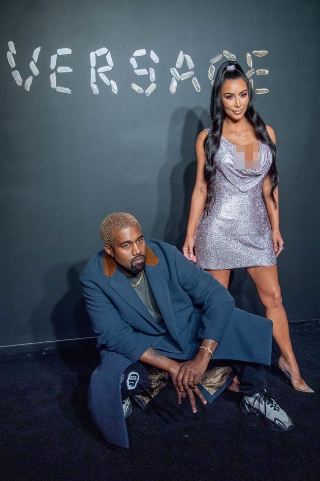Kim Kardashian dan suaminya, Kanye West, juga eksis. Gaun mini berbelahan dada rendah menjadi pilihan sang bintang reality show sekaligus pengusaha kosmetik itu. (Foto: Getty Images)