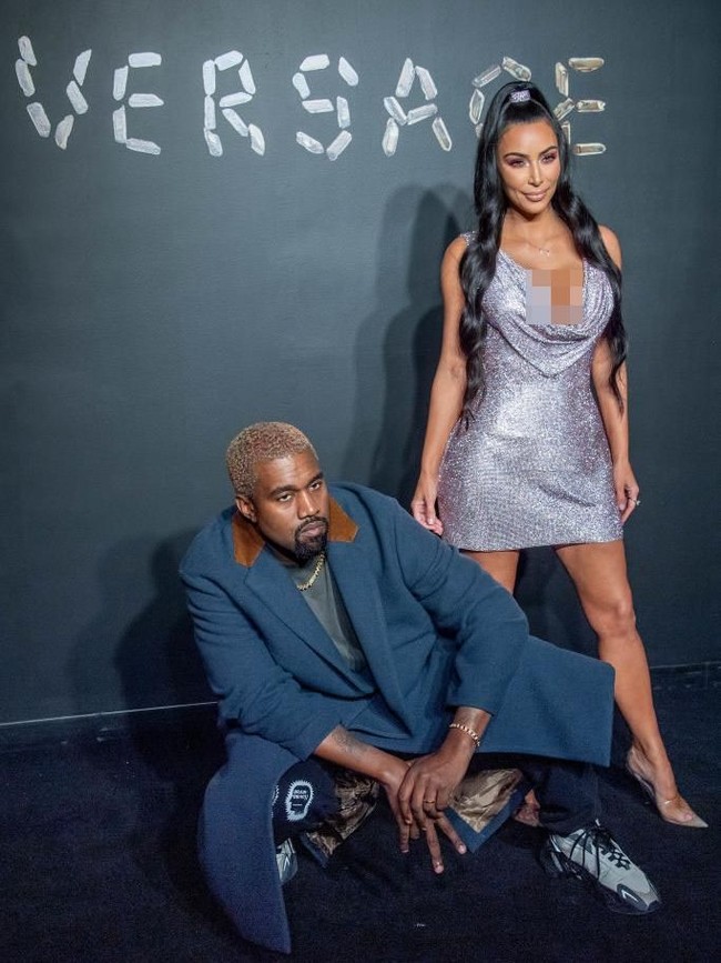 Kanye West saat berpose dengan sang istri di hajatan tersebut. (Foto: Getty Images)