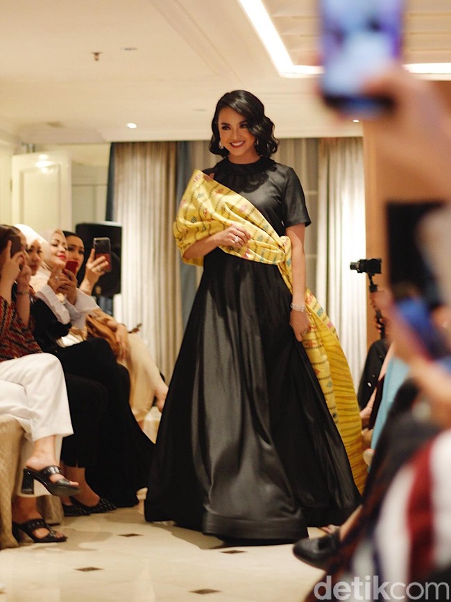 Di acara fashion show tersebut, Ririn memakai kain tradisional tapi tetap terlihat modern dan chic. Menurutnya, kain tradisional bisa terlihat lebih kasual jika dipakai sebagai outerwear. Foto: Silmia Putri/Wolipop