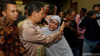 Air Mata Keluarga Bupati Nonaktif Ahmadi Saat Divonis 3 Tahun Penjara