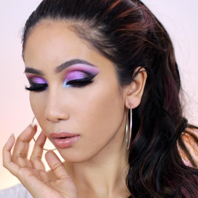 Kali ini makeup keren dari gradisi eyeshadow ungu muda. Wanita lulusan Universitas Indonesia jurusan Ekonomi itu mengaku awalnya tak suka dengan makeup, namun kini ia begitu jatuh cinta dengan dunia tata rias. Foto: Instagram (@suhaysalim)