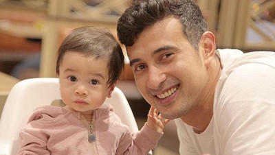 Potret Kedekatan Ali Syakieb dan Keponakan, Sweet Banget