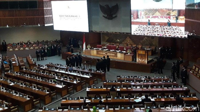 DPR Lantik Sejumlah Anggota PAW