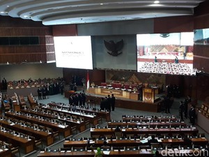 DPR Lantik Sejumlah Anggota PAW