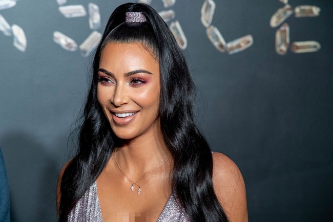 Kim Kardashian menggunakan serum La Mer seri Genaissance de la Mer The Serum Essence. Serum mewah ini tentu saja harganya tak murah. Dijual seharga US$ 640 atau sekitar 9 jutaan. Serum ini bekerja untuk menghaluskan tekstur wajah dan mencerahkan kulit. (Foto: Getty Images)