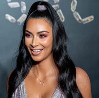 Kim Kardashian menggunakan serum La Mer seri Genaissance de la Mer The Serum Essence. Serum mewah ini tentu saja harganya tak murah. Dijual seharga US$ 640 atau sekitar 9 jutaan. Serum ini bekerja untuk menghaluskan tekstur wajah dan mencerahkan kulit. (Foto: Getty Images)