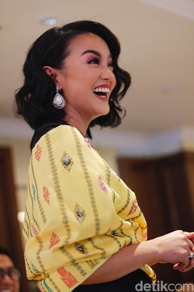 Sekarang kain tradisional udah macem-macem ya desainnya. Udah lebih fashionable, bisa dipakai nge-mall, bisa dipakai hangout. Untuk tampil kasual, pilih kain tradisional yang dibuat sebagai outer, tuturnya kepada Wolipop. Foto: Silmia Putri/Wolipop