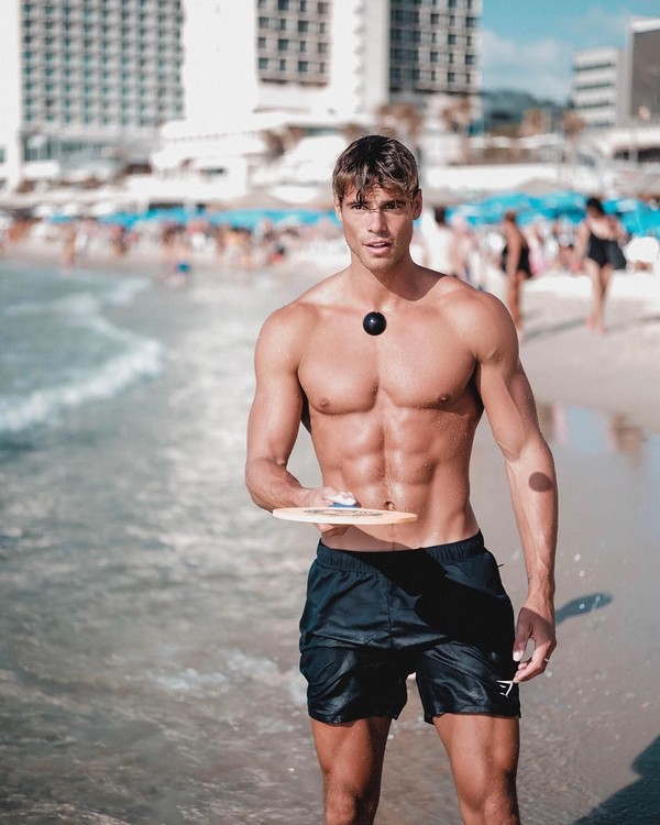 Foto: Travelingnya Model Tampan Perancis, Giovanni Bonamy