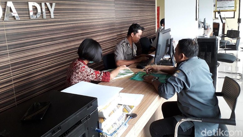Pose Pantat Ketua Gerindra Gunungkidul yang Dipolisikan Bawaslu Pose Pantat Ketua Gerindra Gunungkidul yang Dipolisikan Bawaslu