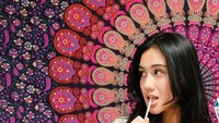 Focus on me, please? tulis Zulfa di keterangan foto. Tuh, jangan salah fokus sama manisnya Zulfa ya! Foto: Instagram zulfamaharani