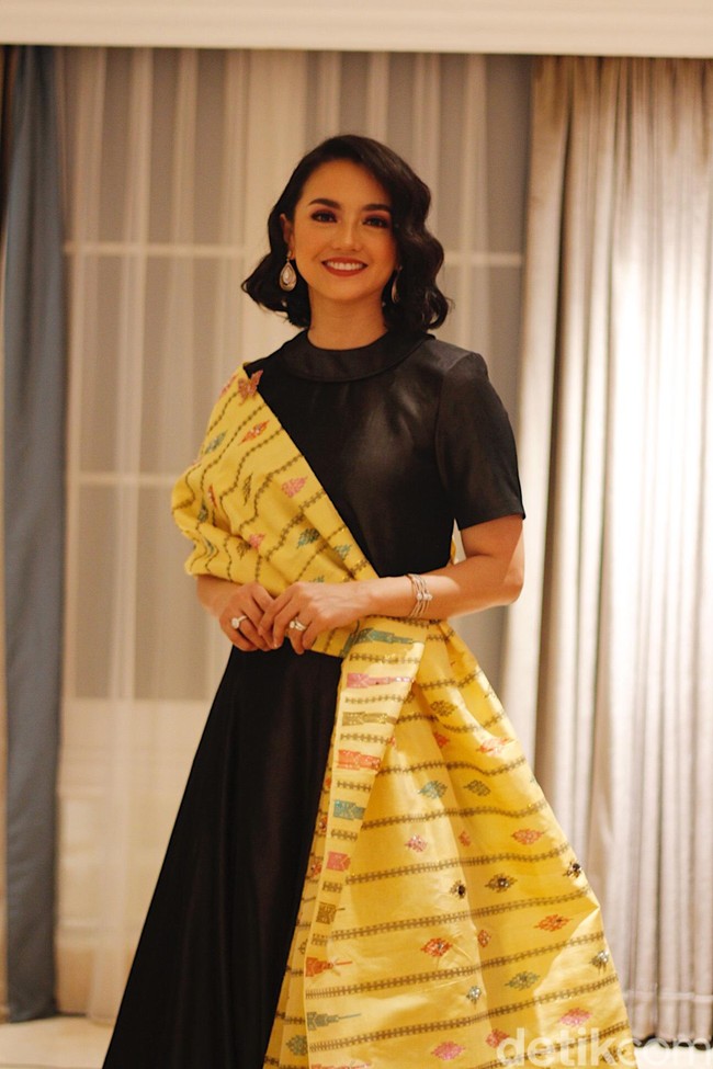 Wanita kelahiran 1982 ini belum lama memangkas rambutnya jadi lebih pendek. Namun, potongan rambut pendek tak sedikitpun menghapus kecantikannya. Foto: Silmia Putri/Wolipop