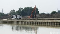 Sejumlah eskavator yang disediakan untuk mengebut pengerjaannya normalisasi saluran air Kalimalang Bekasi.