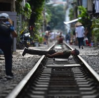 Ada pula yang menyiapkan pose-pose unik, seperti planking. Ini menakjubkan sekaligus menakutkan, sedikit mengetikan berdekatan dengan kereta kata Michelle Richards yang merupakan turis asal Australia. Foto: AFP