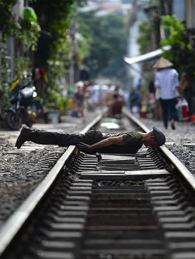 Ada pula yang menyiapkan pose-pose unik, seperti planking. Ini menakjubkan sekaligus menakutkan, sedikit mengetikan berdekatan dengan kereta kata Michelle Richards yang merupakan turis asal Australia. Foto: AFP