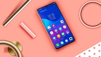 Bagian depan terdapat kamera 24 MP. Sementara kamera belakangnya 12 MP dan 13 MP. Foto: Vivo