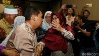 Usai mendengar putusan hakim, keluarga Ahmadi menangis dan memeluknya sebelum harus kembali ke tahanan.