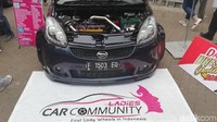 Sama halnya dengan salah seorang anggota Ladies Car Community, Jehan Abdat yang memodifikasi Mobil Daihatsu Sirion tahun 2008 miliknya habis-habisan. Referensinya dari sharing komunitas ladies car comm, kadang cari inspirasi sendiri, atau sharing sama suami yang kebetulan juga hobi otomotif. Foto: Rizki Pratama/detikOto