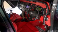 Modifikasi Honda Jazz oleh bengkel yang berasal dari Kota Bukittinggi, Sumatera Barat, ini, bisa dikatakan ekstrem.